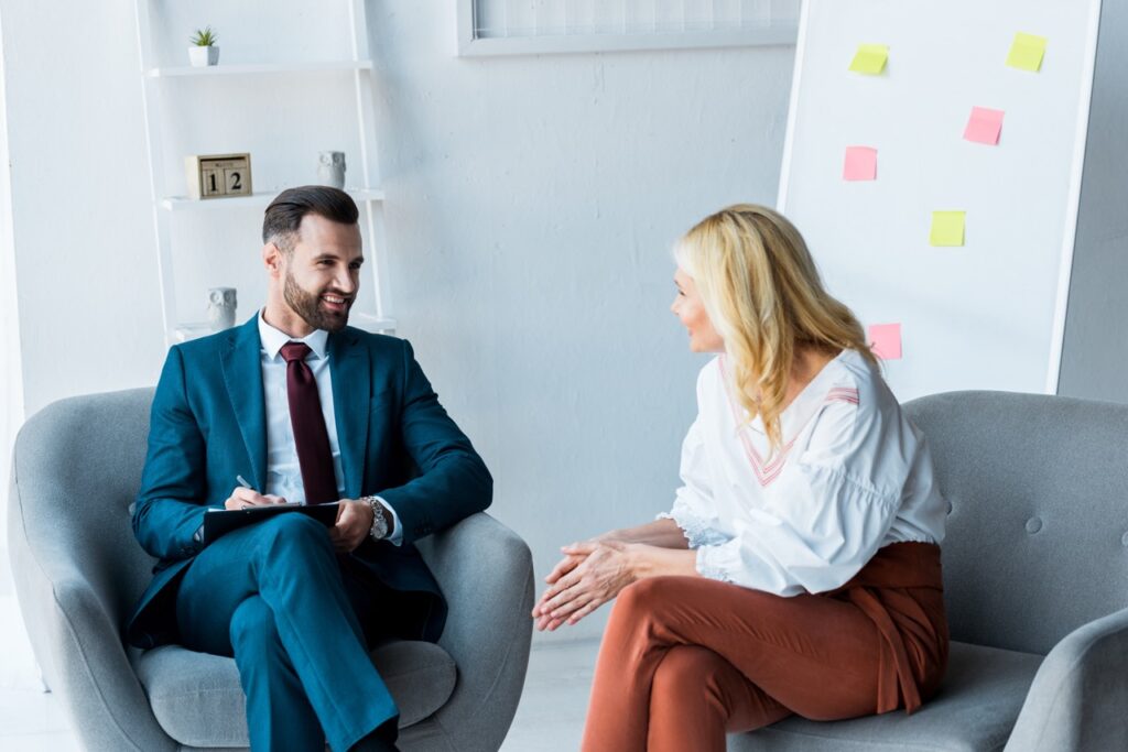 Négyszemközti coaching beszélgetés két ember között egy világos irodában